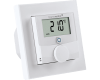De thermostaat wordt bedraad aangesloten op 230V netspanning en stuurt thermische motoren voor vloerverwarming aan.