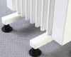 De standvoeten zijn eenvoudig te monteren zonder gereedschap en boren of schroeven. De standvoeten worden in de lamellen van de radiator geschoven. De kunststof beschermhoezen zorgen ervoor dat de coating van de radiator niet beschadigt. De afstand tussen de vloer en radiator is 7,0 cm.
