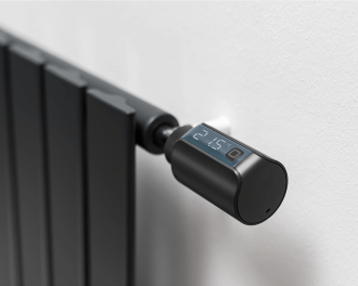 Voorbeeld van de Homematic IP slimme thermostaatknop Evo gemonteerd op een radiator.